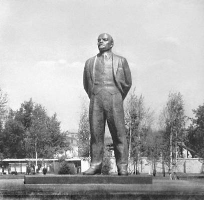 Г. А. Йокубонис. Памятник В. И. Ленину на площади Ильича в Москве. Бронза, гранит. 1967. Архитектор В. А. Чеканаускас.