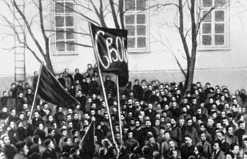 Митинг рабочих и студентов во дворе Московского университета.