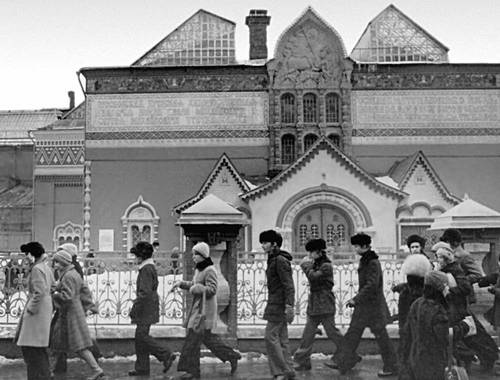 У входа в Третьяковскую галерею. Москва.