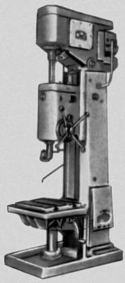 Рис. 3н. Основные типы металлорежущих станков. Вертикально-сверлильный станок (2A135).