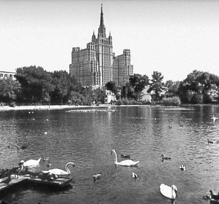 Жилой дом на пл. Восстания. 1950—54. Архитекторы М. В. Посохин, А. А. Мндоянц, инженер И. В. Вохомский.