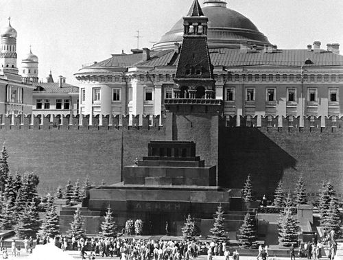 А. В. Щусев. Мавзолей В. И. Ленина в Москве. 1924—30.